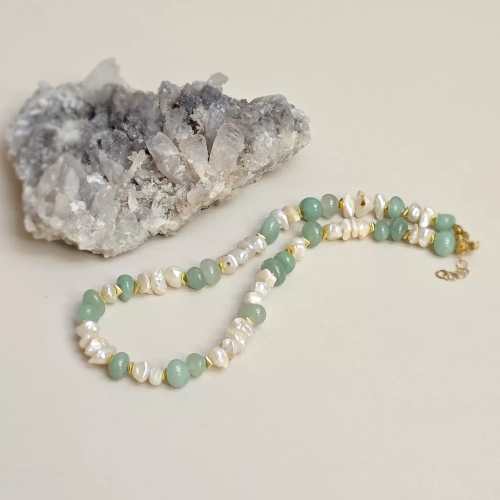 Unikatowy naszyjnik choker z nieregularnych pereł, zielonego awenturynu i hematytu. Naturalna biżuteria pełna kobiecości, harmonii, świeżości i organicznego piękna. magneska.mom