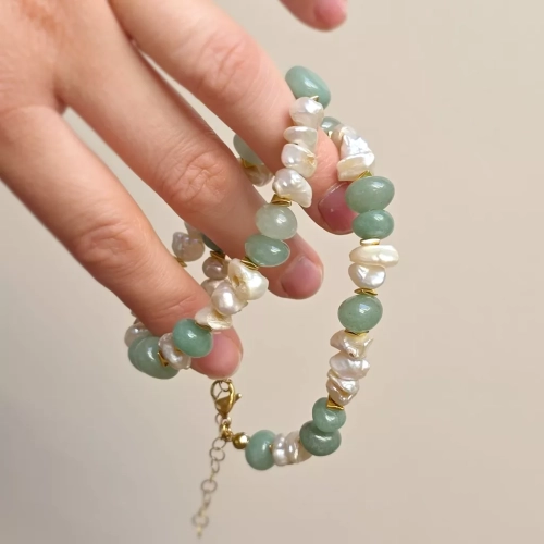 Unikatowy naszyjnik choker z nieregularnych pereł, zielonego awenturynu i hematytu. Naturalna biżuteria pełna kobiecości, harmonii, świeżości i organicznego piękna. magneska.mom