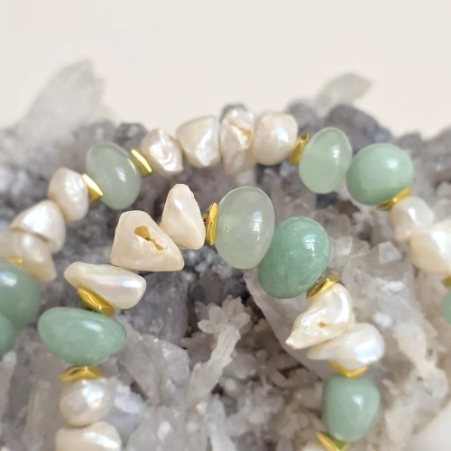 Unikatowy naszyjnik choker z nieregularnych pereł, zielonego awenturynu i hematytu. Naturalna biżuteria pełna kobiecości, harmonii, świeżości i organicznego piękna. magneska.mom