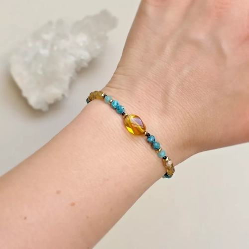 Bransoletka Fullness of inspired action z cytrynem, chryzokolą, amazonitem, fluorytem żółtym i hematytem na regulowanym sznurku, ręcznie wykonana biżuteria z kamieni naturalnych od magneska.mom.