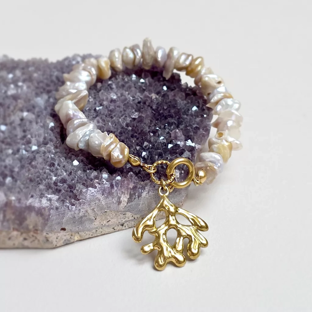 Bransoletka klasyczna z nieregularnych pereł ze złotą zawieszką koralowiec i elementami ze stali chirurgicznej, ręcznie tworzona biżuteria dostępna w sklepie magneska.mom