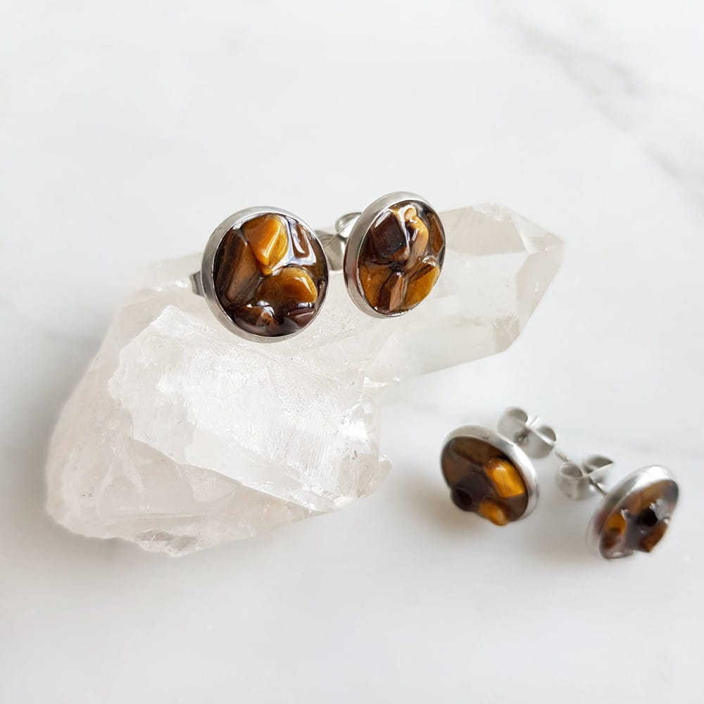 Kolczyki sztyfty tygrysie oko w żywicy stal chirurgiczna Sparkles brown