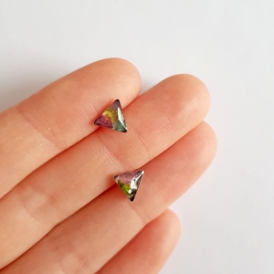 Kolczyki sztyfty trójkąty kolorowy turmalin w żywicy stal chirurgiczna Sparkles tourmaline
