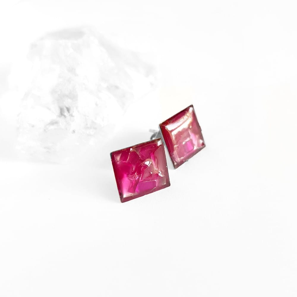 Kolczyki sztyfty kwadraty różowy turmalin w żywicy stal chirurgiczna Sparkles fuchsia