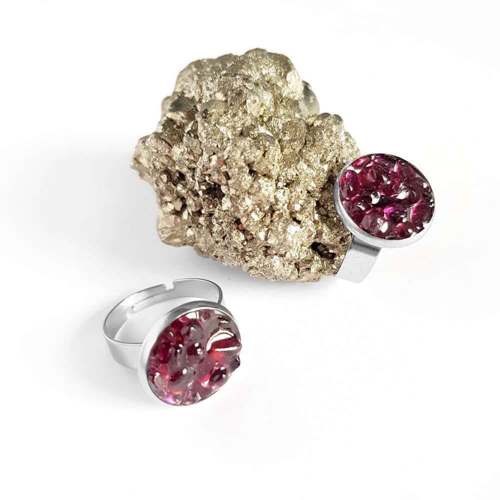 Pierścionek klasyczny granat w żywicy Sparkles garnet