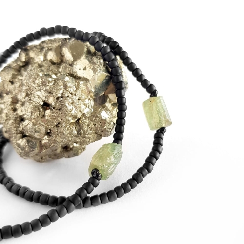 Męska bransoletka na sznurku zielony apatyt Little green apatite nugget matte black